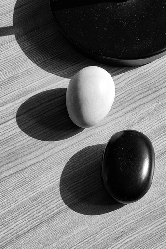 阳光下 一个鸡蛋和一个球坐在木桌上