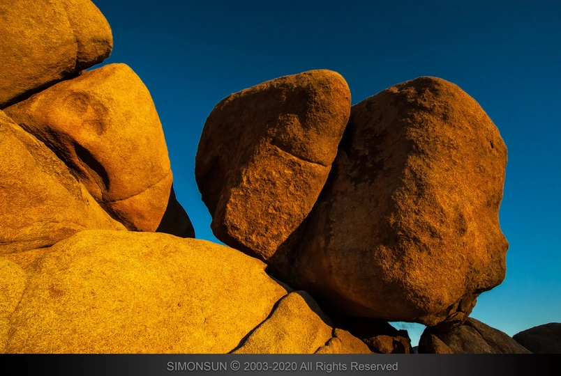 夕阳下 一块岩石形成的风景