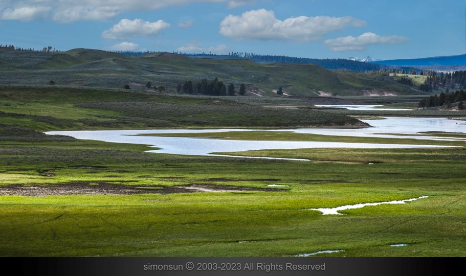 前景有山有水 山峦起伏 绿意盎然。