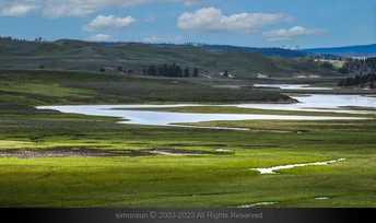 前景有山有水 山峦起伏 绿意盎然。