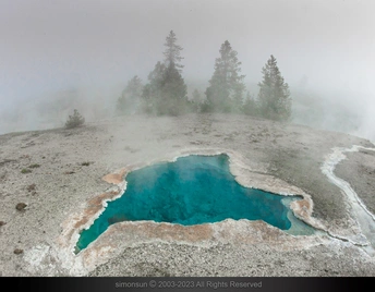 雾中环绕着一片蓝色的热水池