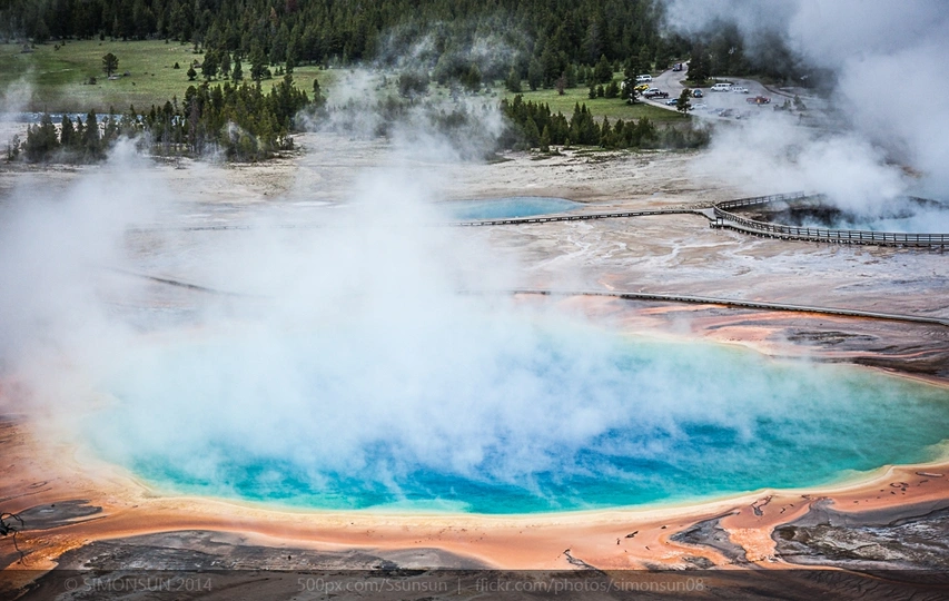 一个冒出热气的水池