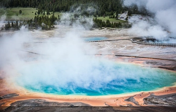 一个冒出热气的水池