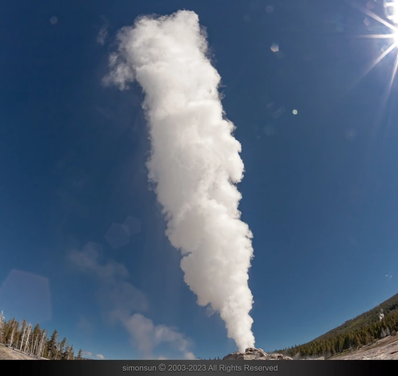 蒸汽柱升腾到蔚蓝的天空