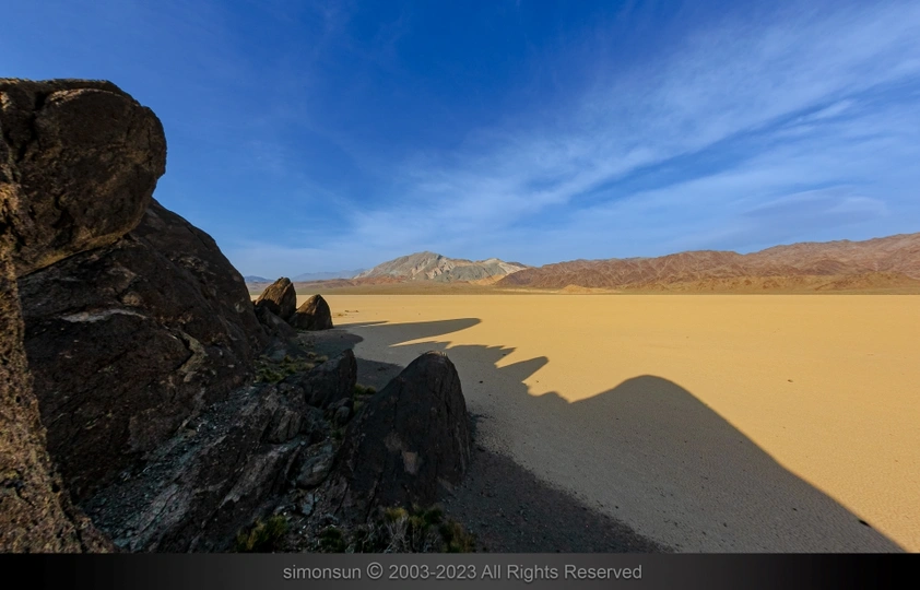 一片沙漠 有沙子、山和蓝天。