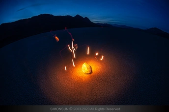 夜晚点了一支蜡烛 背景是山。