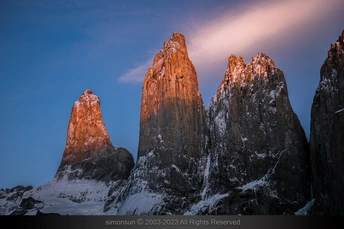 太阳照亮了天空中的云和月亮