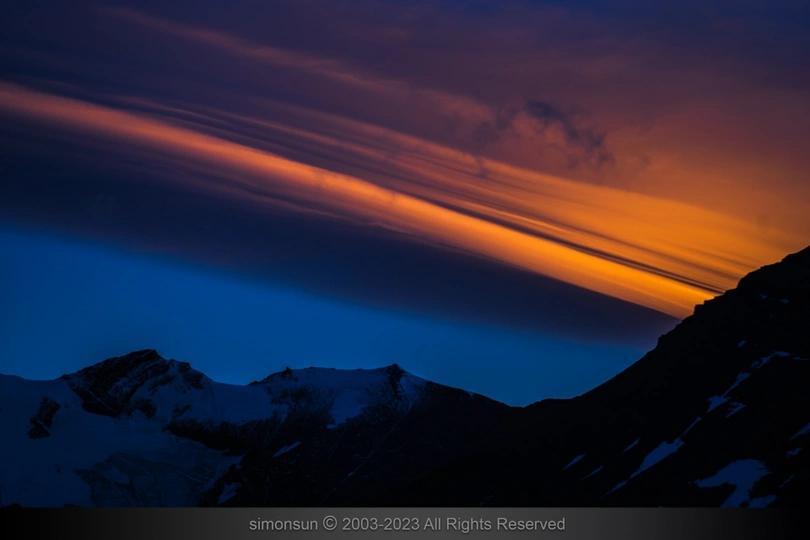 夕阳下山脉上空的绚丽天空
