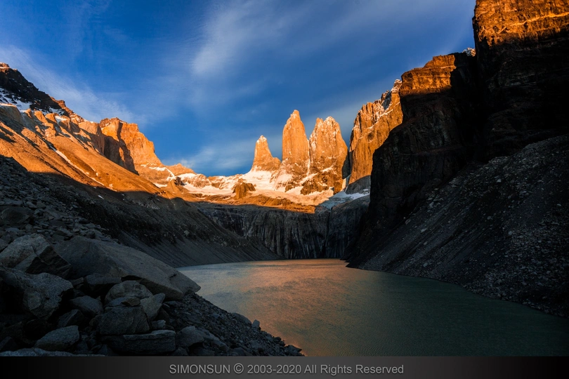 晨曦时分 太阳照亮了山脉和河流。