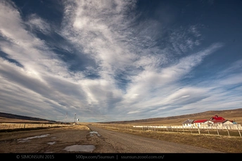 一条通往远方的土路和蔚蓝的天空