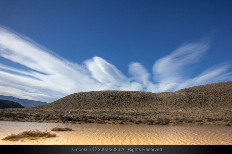 沙漠、山脉、云彩和蔚蓝的天空
