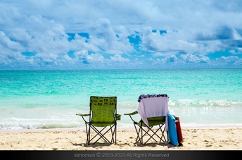 一些海滩上的椅子