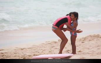 两个小女孩在沙滩上玩沙子