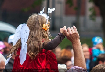 一位年轻女孩穿着红色连衣裙 把她的头发高高扎起
