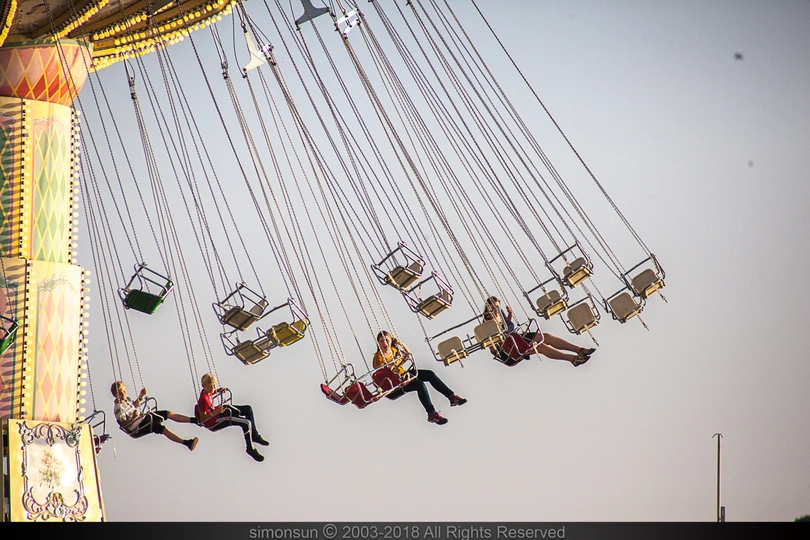 一些人在游乐园里荡秋千