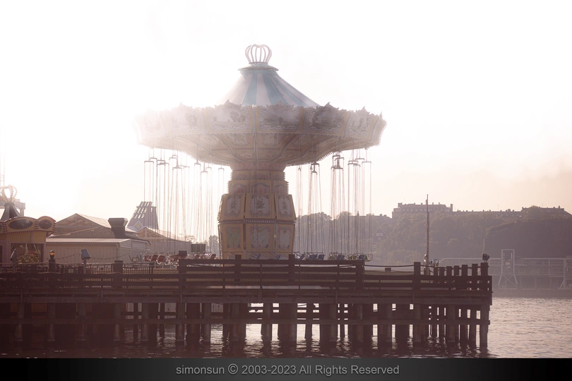 一个大钟楼 顶部有钟 靠近码头。