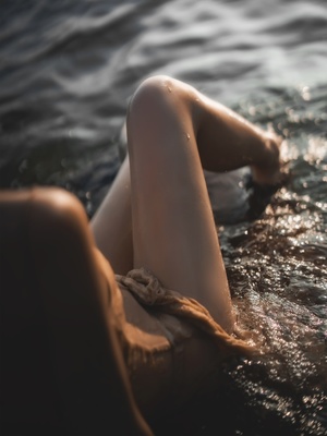躺在海里一片水中的年轻女子