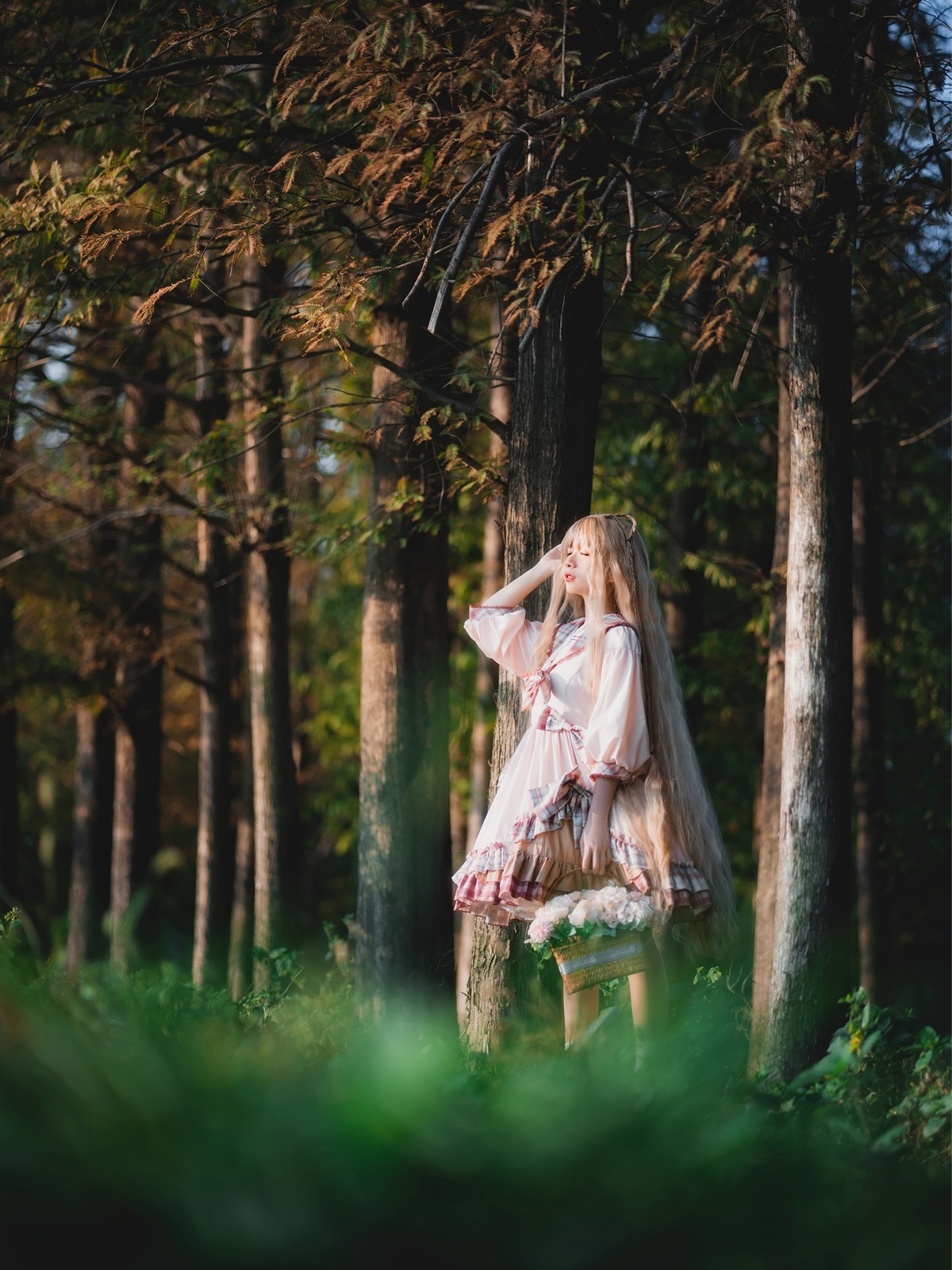 一个小女孩穿着白色裙子穿过一棵棵树的森林