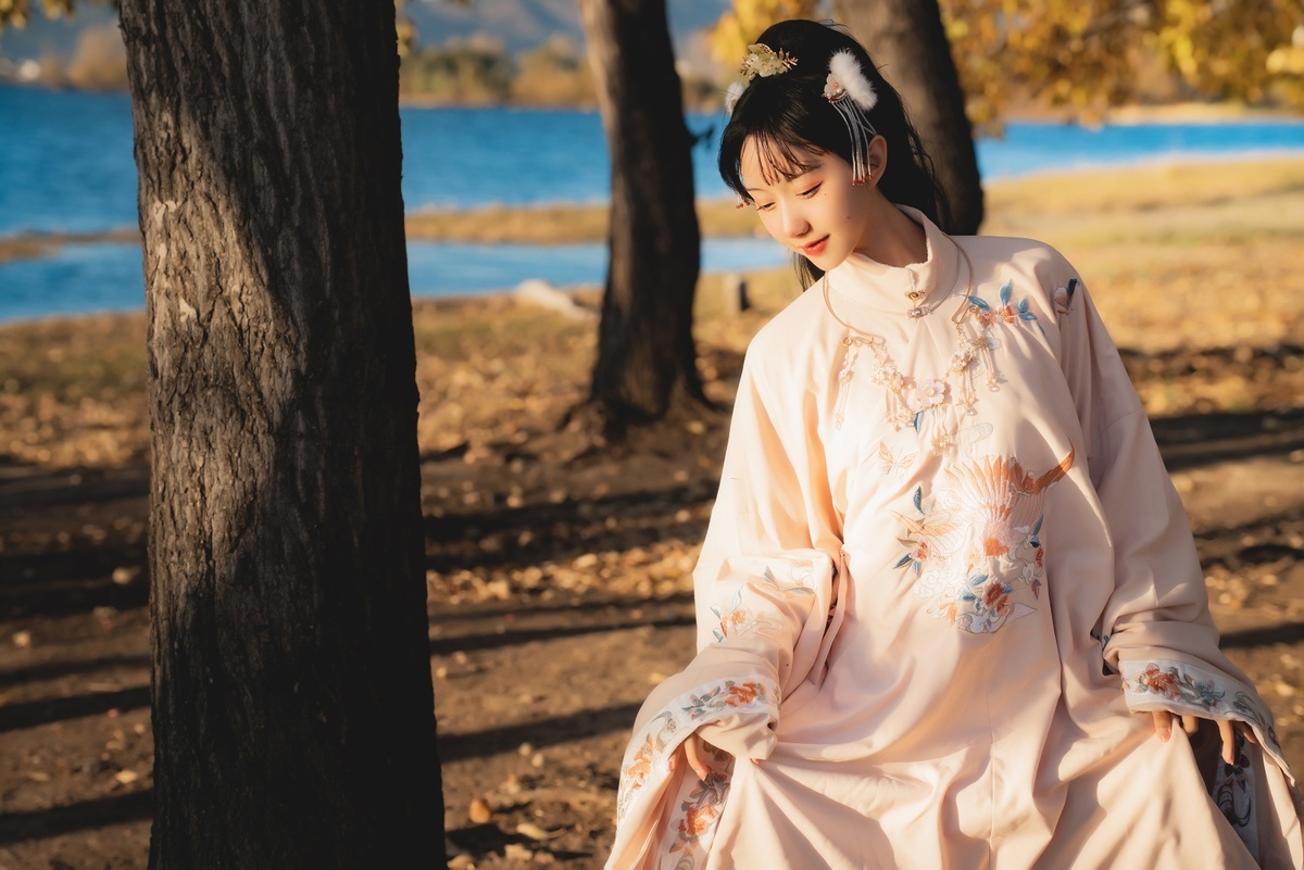 一位穿着日本女孩传统服装的年轻女子 身着和服。