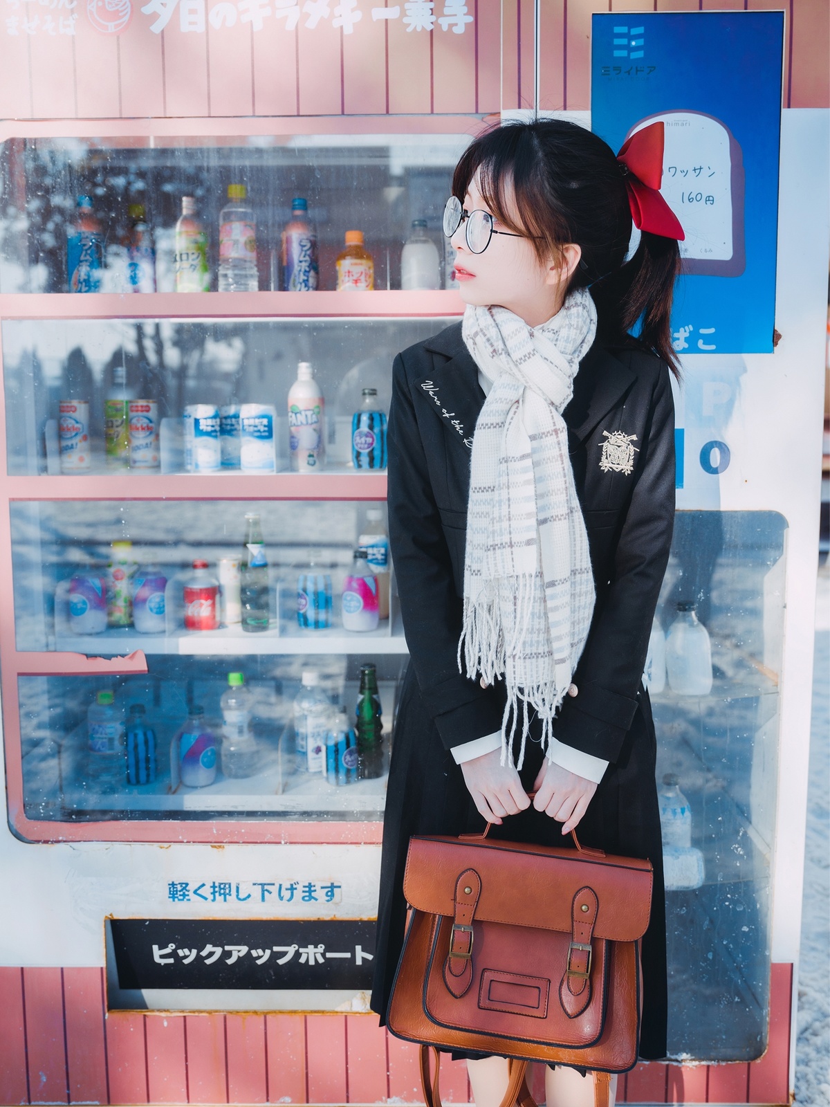 戴眼镜和围巾的年轻女子站在一台自动售货机前