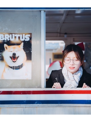 戴眼镜的女人正在通过窗户看一只狗的海报。