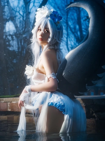 一位拥有蓝色头发和翅膀 身着白色裙子的美女在水里。