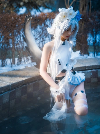 一位穿着蓝色头发和白色服装的女子在水坑中