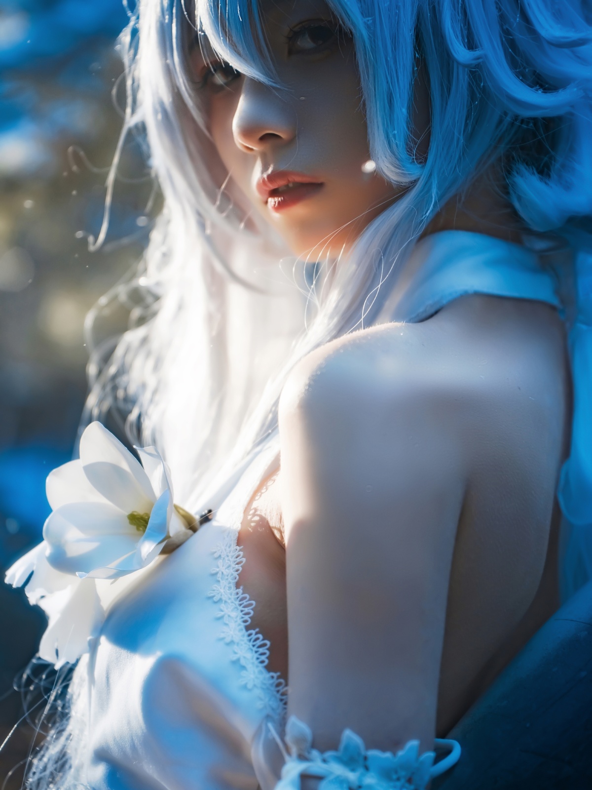 一位戴蓝发饰 头戴白色花的女性