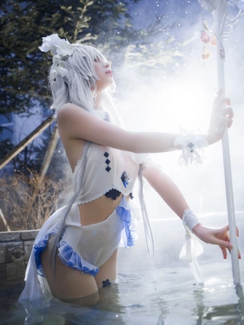 一位穿白裙子的女人在水里