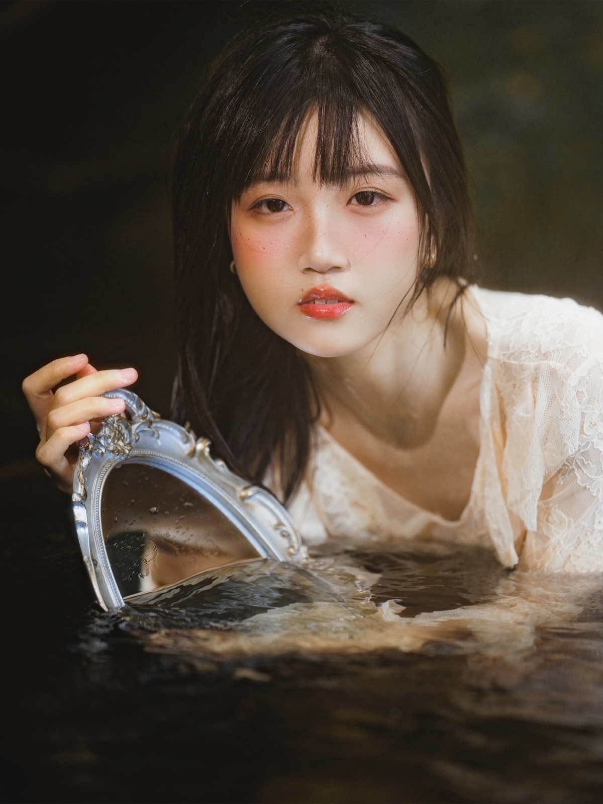 一位年轻女子在水中的肖像