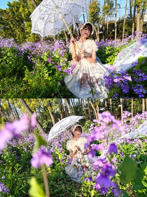 一位穿着仙女装的女士手持白色雨伞 置身于被紫花环绕的花园中。