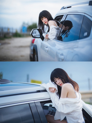 一位女性靠在一辆白色汽车上摆姿势拍照
