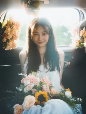 坐在汽车后座的女人带着花