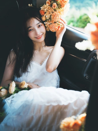 一个坐在汽车上头戴鲜花的女人