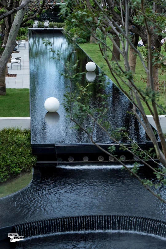 一个小瀑布流入水塘的水泉