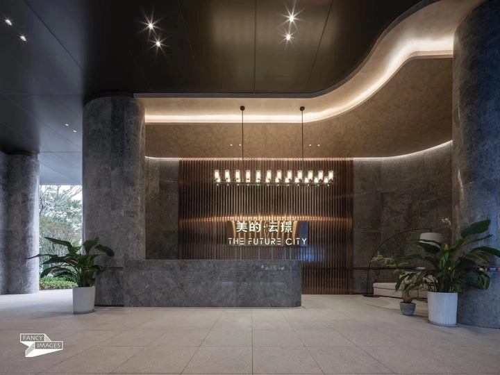 一个现代化的门厅 入口处有一个酒吧