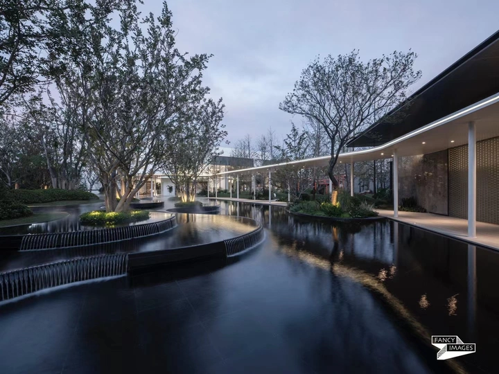 傍晚时分 一个带泳池的庭院和一所房子