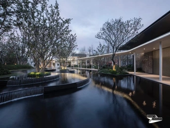 傍晚时分 一个带泳池的庭院和一所房子