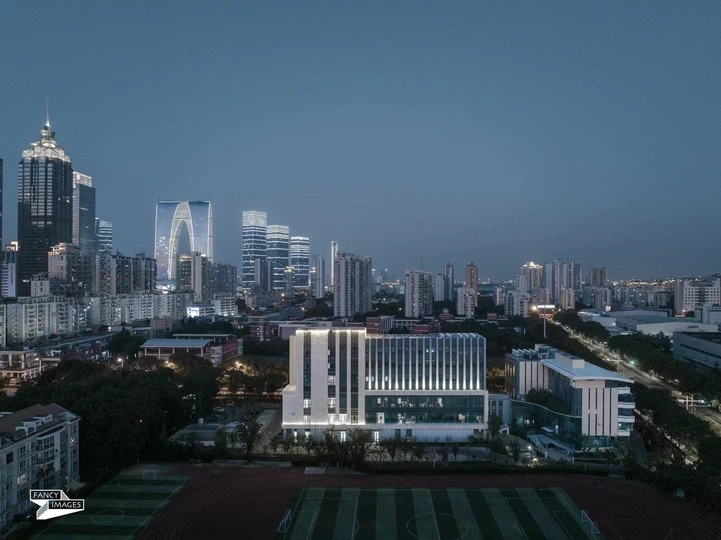 夜晚的大城市 摩天大楼照亮天际线