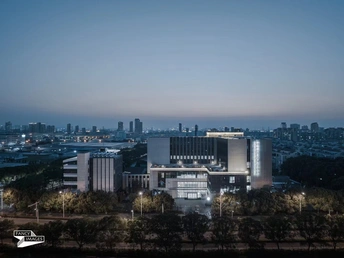 城市中心的夜晚一座大型建筑