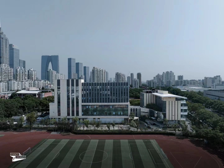 在城市一栋楼前面的足球场