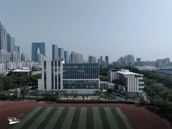 在城市一栋楼前面的足球场