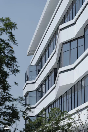 前景中有树木的办公楼的立面