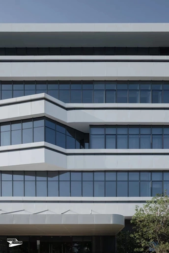 现代办公楼 有很多窗户