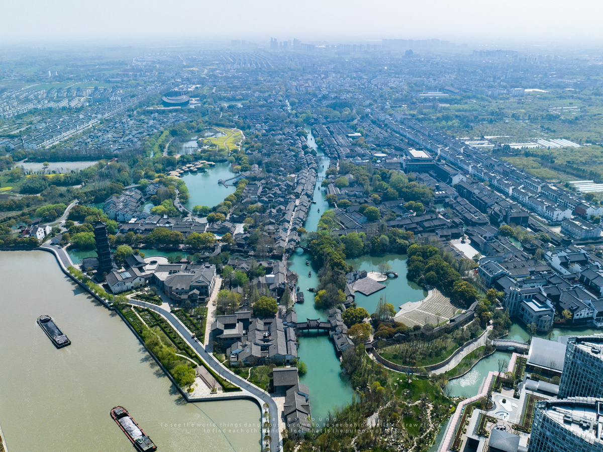 城市中的一幅大河图片