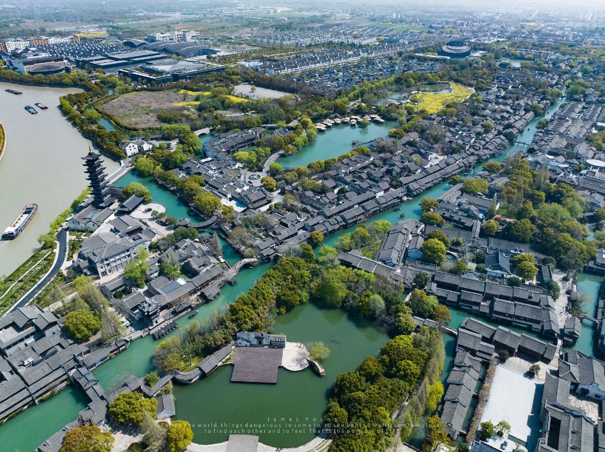 城市中的一个住宅区的 aerial view