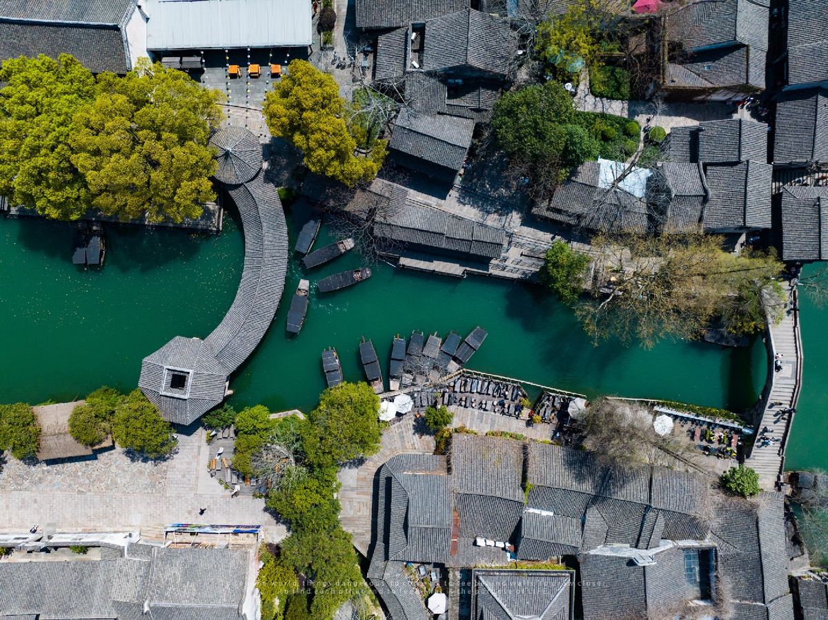 河中的岛屿上的房屋 aerial view