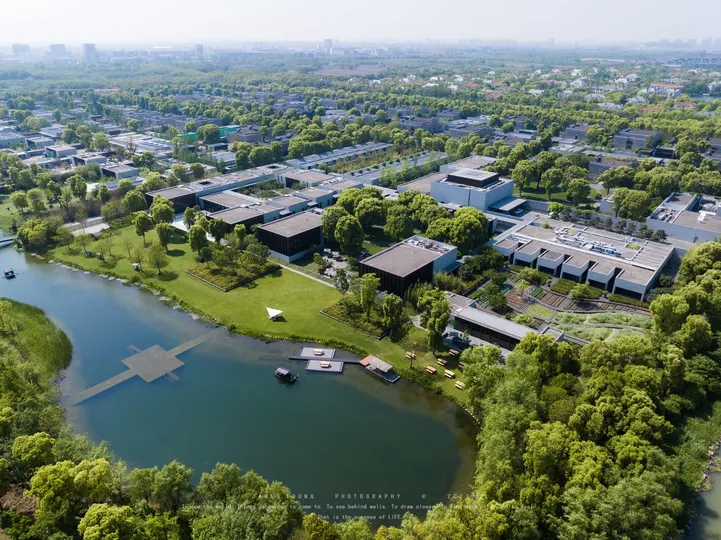 城市被建筑环绕并与河流相邻的空中视角