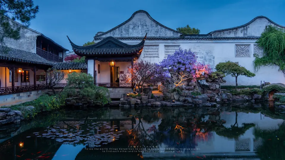 夜晚有池塘的房子