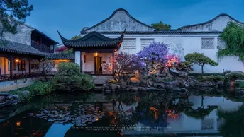 夜晚有池塘的房子